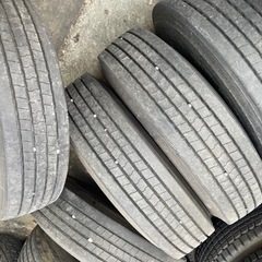 4トン車　デコトラ　トラック　タイヤ　ダンロップ　縦溝　225／90R17.5の画像