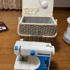 37• ミシン、ミシンケースの画像