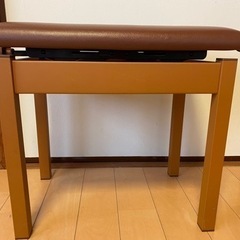 ピアノ茶色椅子