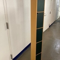 扉が黒板のCDラックの画像