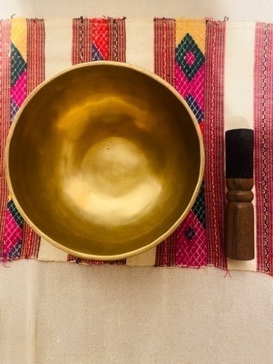 【最高級7メタル　極上美音プロ使用】金 シンギングボウル 14.5cm 680g