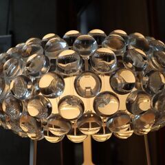 イタリアの照明ブランド FOSCARINI(フォスカリーニ)のCaboche(カボシェ)テーブルランプです。モダンでシンプルなデザインながら、シャンデリアのような煌びやかなテーブルスタンド。DE218の画像