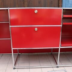 スイスの家具メーカー・USMモジュラーファニチャーの収納システムUSM Haller(USMハラー)のユニットキャビネットです。レジカウンターなどにも最適♪スタイリッシュでカッコいいインテリアに！DE222
