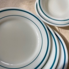 パイレックスの食器とザルセットの画像
