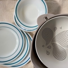 パイレックスの食器とザルセットの画像