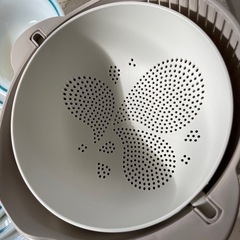 パイレックスの食器とザルセットの画像