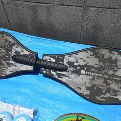 【配送出来ます】使用頻度少 ヘルメット 超速ウィール付き ブレイブボード リップスティックネオ デジカモブラック（近くなら配送も可能です。宅配もお問合せ下さい）の画像