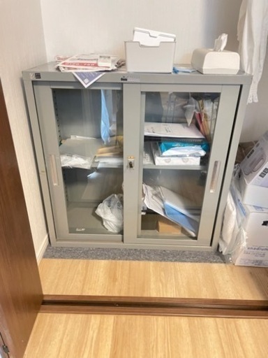 鍵付き　棚