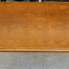 木製テーブル　サイズ　150X90X68㎝　天板合板t＝4㎝、 脚部径8X64㎝　1本重量2.2㎏　裏面キズ、落書き有り　　USEDの画像