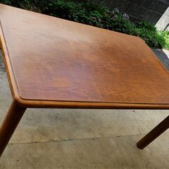 木製テーブル　サイズ　150X90X68㎝　天板合板t＝4㎝、 脚部径8X64㎝　1本重量2.2㎏　裏面キズ、落書き有り　　USEDの画像