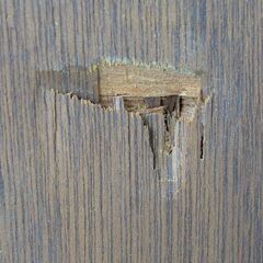 木製テーブル　サイズ　150X90X68㎝　天板合板t＝4㎝、 脚部径8X64㎝　1本重量2.2㎏　裏面キズ、落書き有り　　USEDの画像