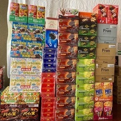 お菓子　1箱700円から販売しております！の画像