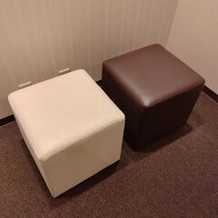 四角の椅子の画像