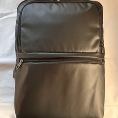 GATSBYのビジネスリュック　軽い　USBポートあり