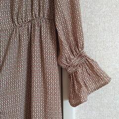 「美品」GU ボウタイ・レトロプリントワンピース（ペチコート付き）の画像