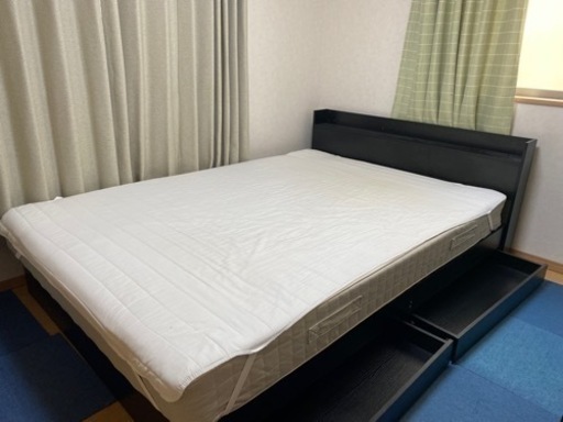 中古品 ベッドフレーム、収納引き出し2つ、IKEAマットレス付き