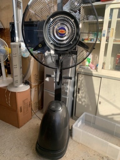 水の入った扇風機　MIST FAN