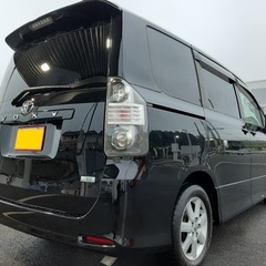 低走行 9万キロ台☆月々1.3万円〜分割払い可❗️車検2年付き！大人気☆トヨタ ヴォクシー ZS☆HDDナビ付き☆走行中DVD見れます☆TV視聴可☆ETC付き☆バックカメラ☆両側電動スライドドア付き☆ドライブレコーダー付きのフル装備☆車内広々三列シート‼️の画像