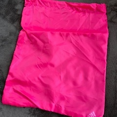 adidas ドラム型バッグ＆シューズ入れ ピンクの画像