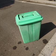 古いですがゴミ箱(緑)