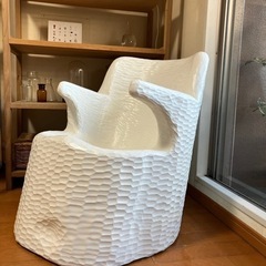 削り出し　くり貫き　肘掛け椅子　天然木　無垢