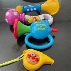 おもちゃ。知育玩具。4点。ラッパ。ガラガラ。ぷーさんラッパ。アンパンマン笛。お皿は付属で付けました。の画像