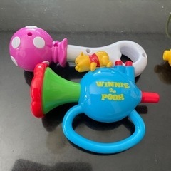 おもちゃ。知育玩具。4点。ラッパ。ガラガラ。ぷーさんラッパ。アンパンマン笛。お皿は付属で付けました。の画像
