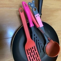 処分しました。　食器と調理道具とタッパーの画像