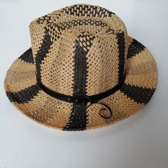 ブルーの縞が粋な帽子の画像