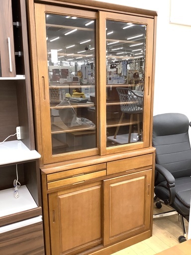 ２枚扉の食器棚のご紹介です！