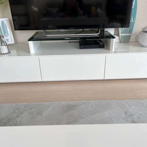 お譲り先が決まりました　テレビボード　鏡面ホワイト