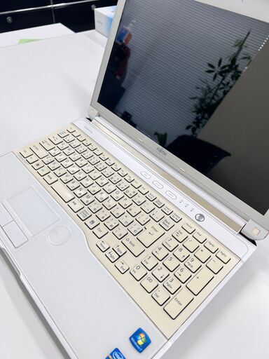 富士通ノートパソコン　LIFEBOOK AH77/E