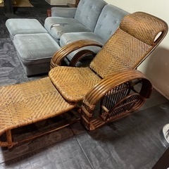 ●取引終了● ダであげます  カリモクソファー2脚とオットマン1脚、籐製リクライニングチェアー1脚の画像