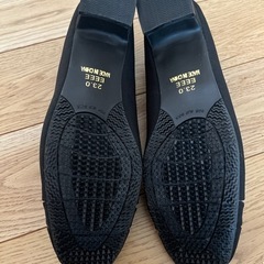 黒とゴールドのパンプス　　23cmの画像