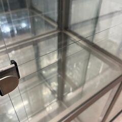 【値下げしました】ガラス　ショーケース背面ミラー付の画像