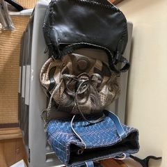 カバン、めざまし、掃除機