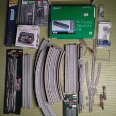 Ｎゲージ線路多数、商店と車庫の建物、キット2つ