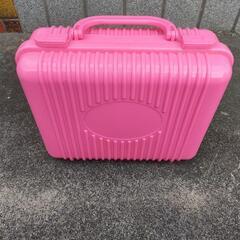 プラスチック製のカバン？ケース（小物入れ）になりますの画像