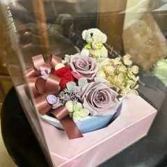 箱に入ったクマとお花の飾り