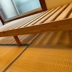 木のベッドフレームの画像