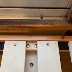 木のベッドフレームの画像