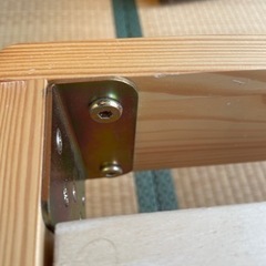 木のベッドフレームの画像