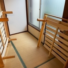 木のベッドフレームの画像