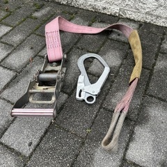 荷締めや固縛にラッシングベルトの画像