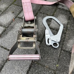 荷締めや固縛にラッシングベルトの画像