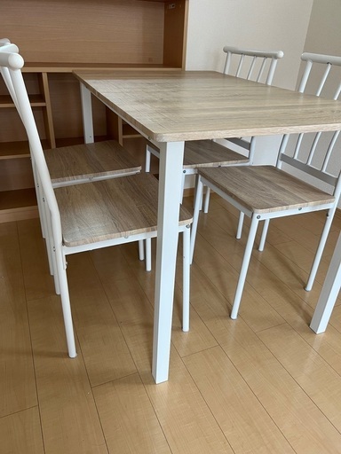 一年使用のダイニングテーブルと椅子セット