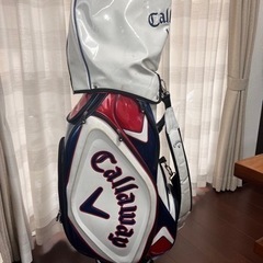 ゴルフバックと3本ゴルフクラブ