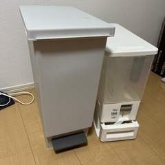 ゴミ箱　45＿L  米びつ10Kg(ニトリ製)の画像