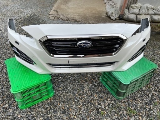 VMレヴォーグ　フロントバンパー(フォグベゼル付)