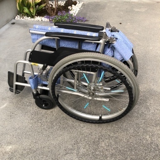 車椅子ブレーキ付き・取手折り畳み可能